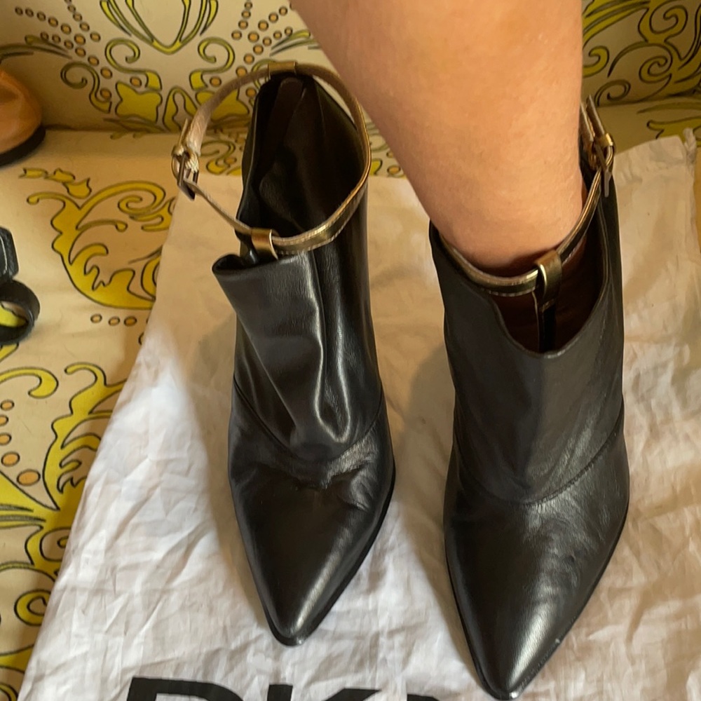 DKNY LEATHER BOOTIES